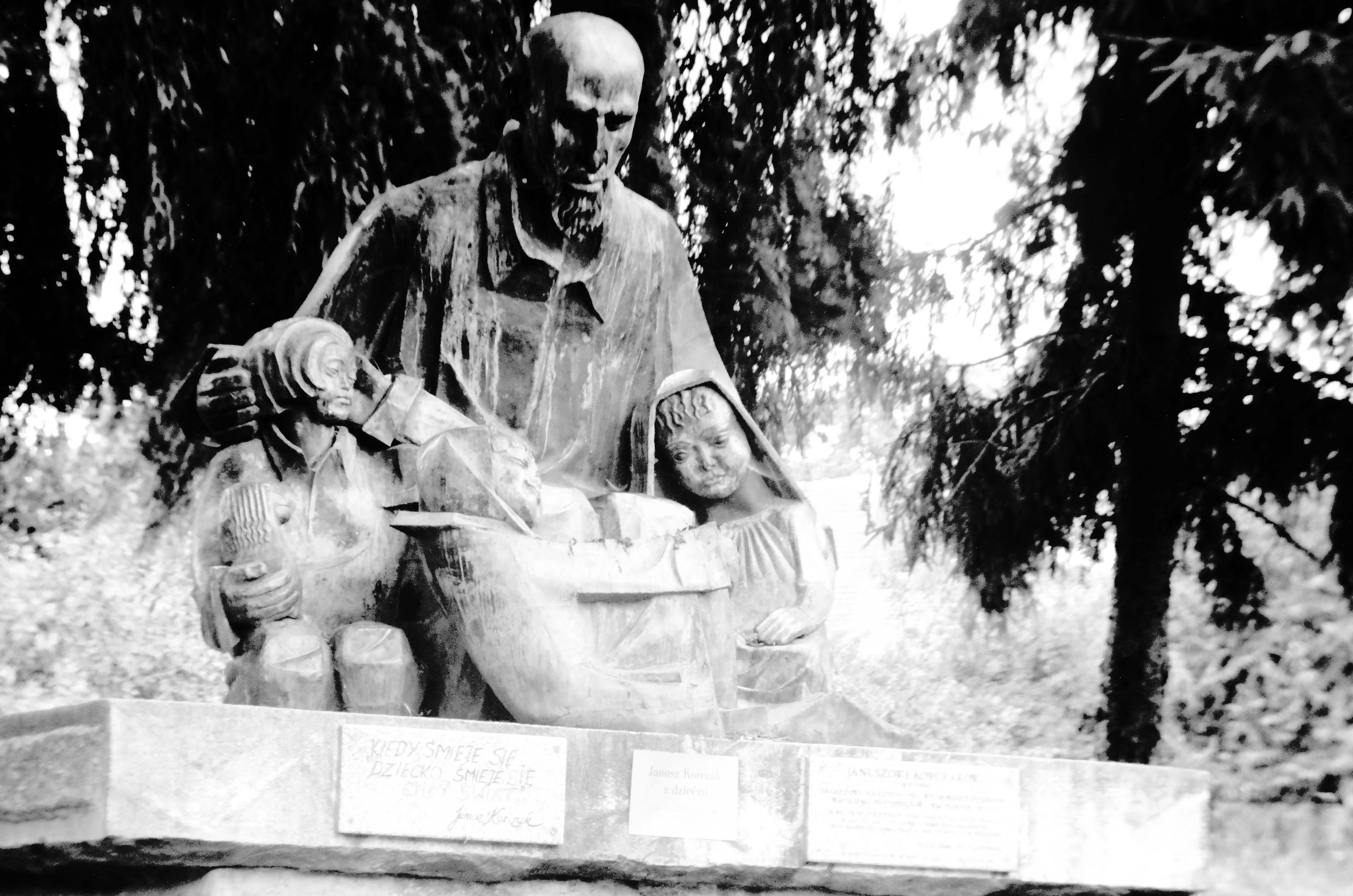 Marian Kowalski "Janusz Korczak z dziećmi" 1981 r.